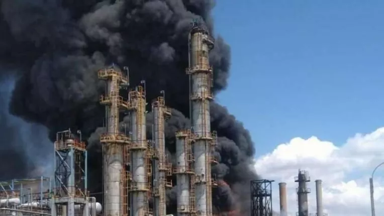 Explozie Petromidia. Pericol pentru turisti! Norul toxic se indreapta spre mare