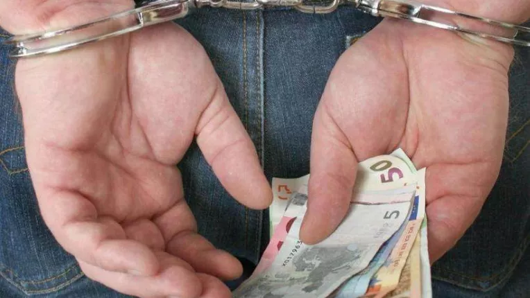 Functionara din Tulcea prinsa in flagrant luand mita din fondurile europene ale unui fermier