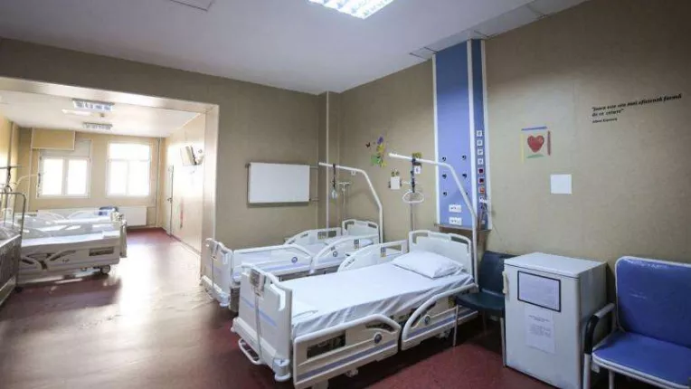 Imagini din unitatea modulara COVID construita la Iasi: "Chestia poate fi numita oricum, numai spital nu. Ploua si e frig" | VIDEO