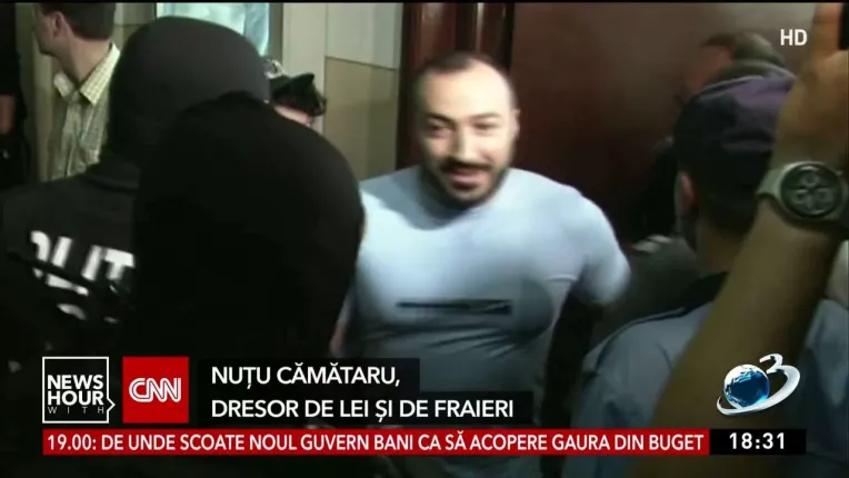Nutu Camataru a dat autografe pe cartea scrisa de Codin Maticiuc despre el