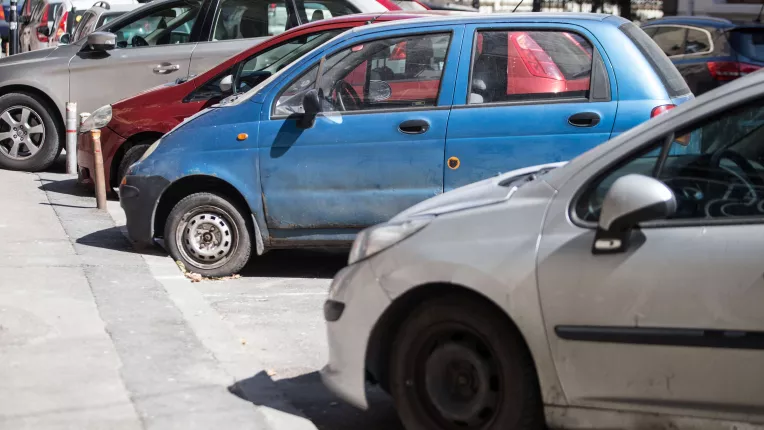 Proiect: Amenzi maxime pentru soferii care parcheaza pe trotuar, fara sa lase loc minim un metru