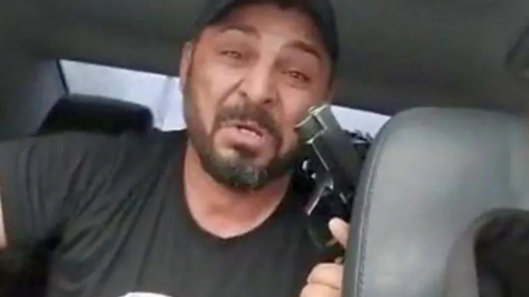 Un interlop din Timisoara si-a amenintat dusmanii cu pistolul intr-un live pe Facebook